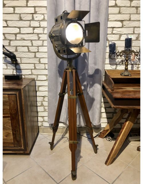 Metalowa lampa na trójnogu "Spotlight"