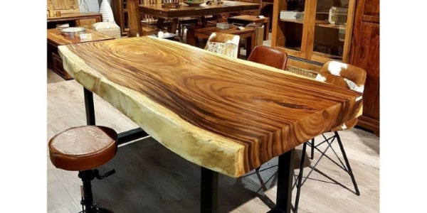 Eleganckie stoły drewniane z czarnymi nogami